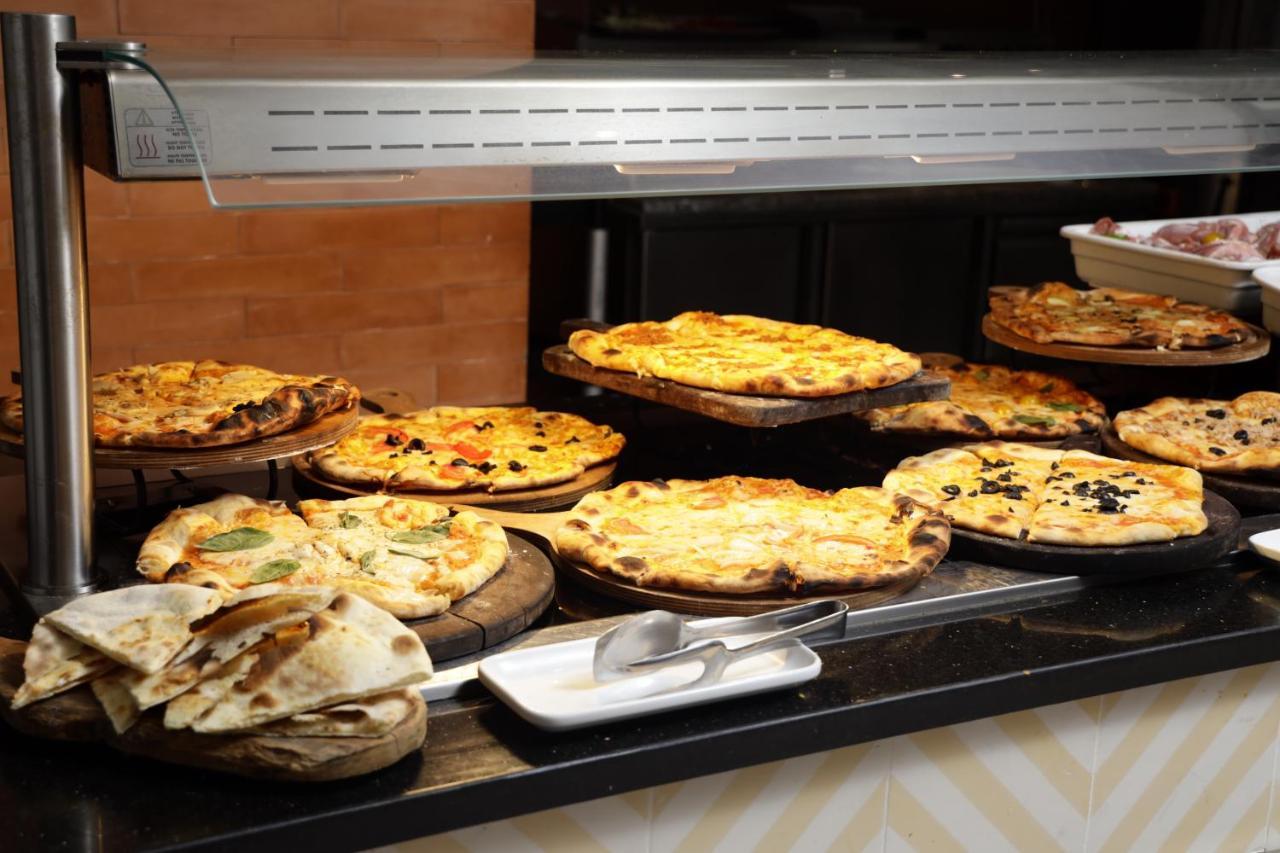 The Mirage Resort & Spa Hammamet Eksteriør bilde A display of pies at a bakery